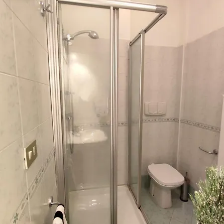 Augusta Apartment, Seconda Fila Mare Rif A820 アパート *