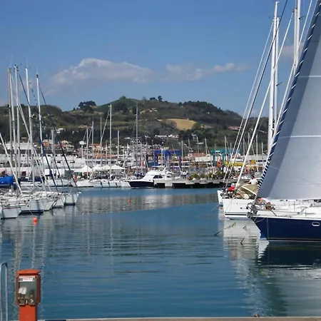 Augusta Apartment, Seconda Fila Mare Rif A820 アパート *