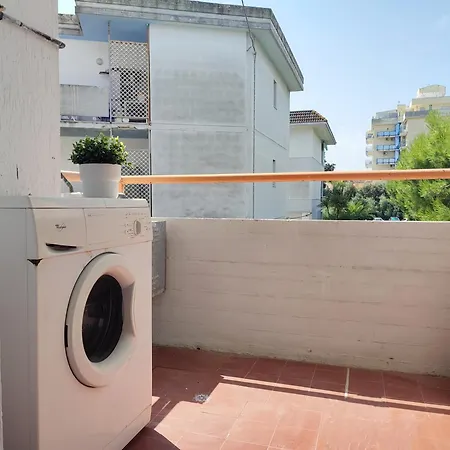 Augusta Apartment, Seconda Fila Mare Rif A820 アパート