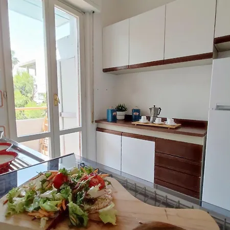 Augusta Apartment, Seconda Fila Mare Rif A820 アパート *